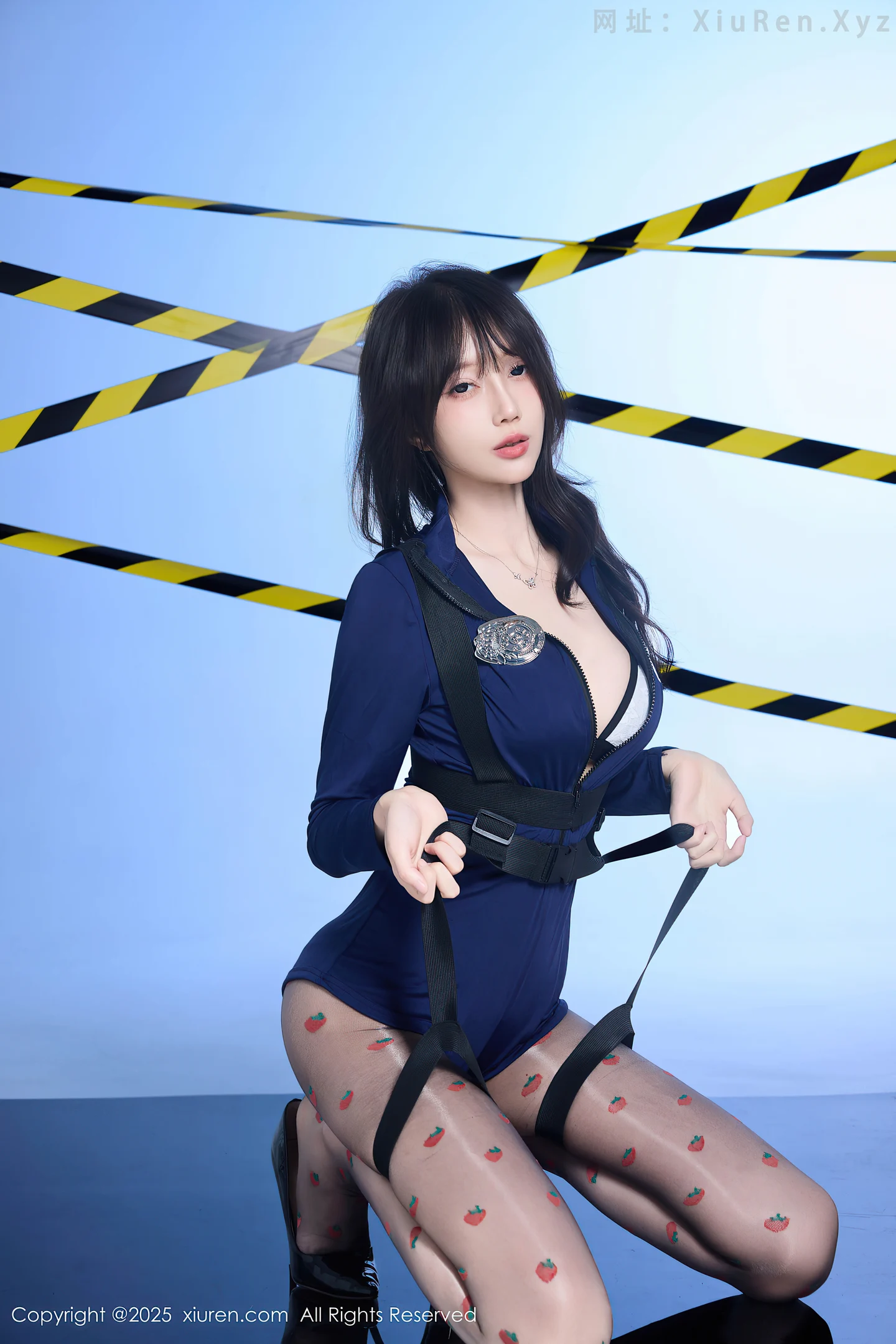 图片[4]-[XiuRen秀人网]VOL.10544 模特玥儿玥er性感制服配草莓黑丝+胶带裹身秀曼妙身姿诱惑写真68P-秀人网官方网站